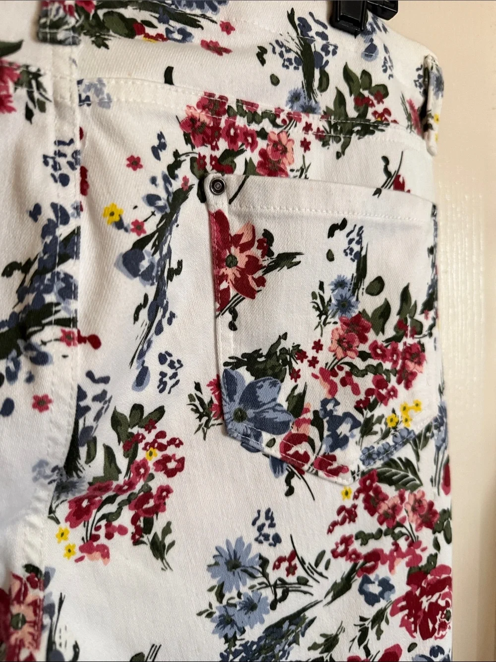 Time and Tru White Floral Slim Ankle Pants with Blue & Red Blooms - Picture 4 of 4